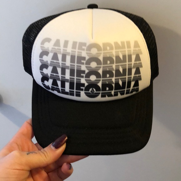 Volcom Accessories - 🍉🌻NWOT volcom trucker hat🌻🍉